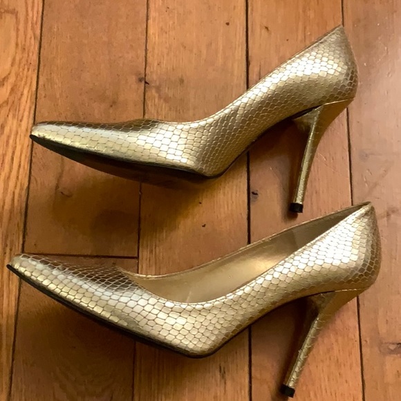 Stuart Weizmann Leather Pointed Toe Metallic Gold Snakeskin Pumps Size 7.5 - Picture 5 of 5